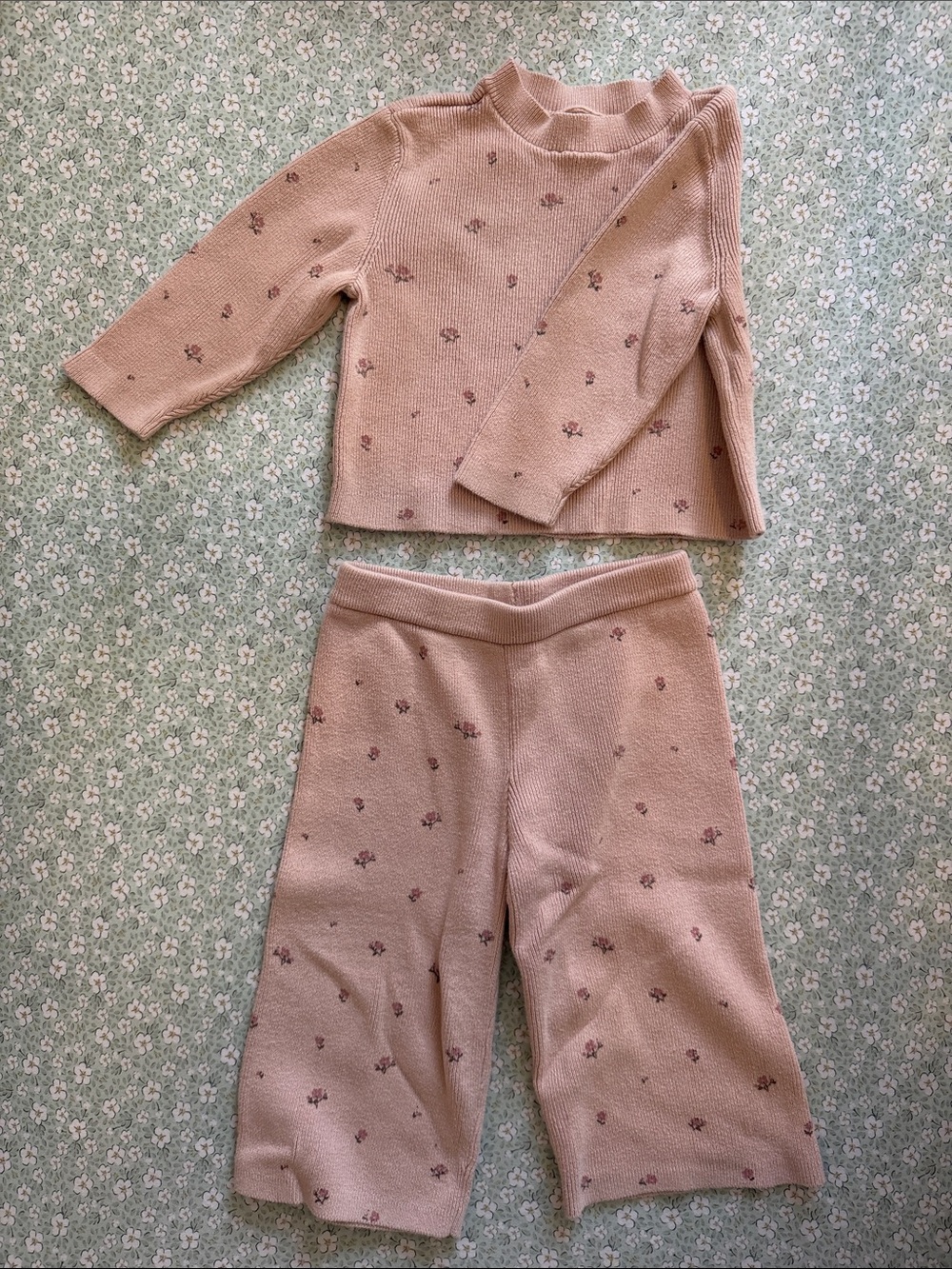 Cozy Pink Knit Two-Piece Set with Tiny Floral Motif